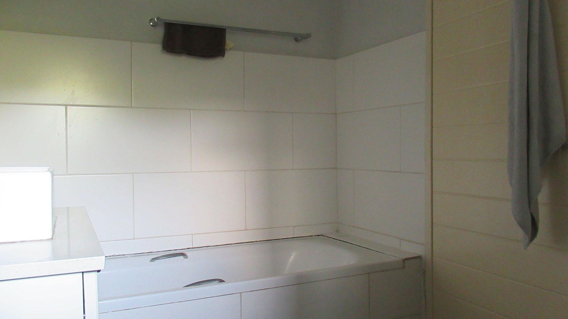 Bathroom 1 - 6 square meters of property in Noordhang