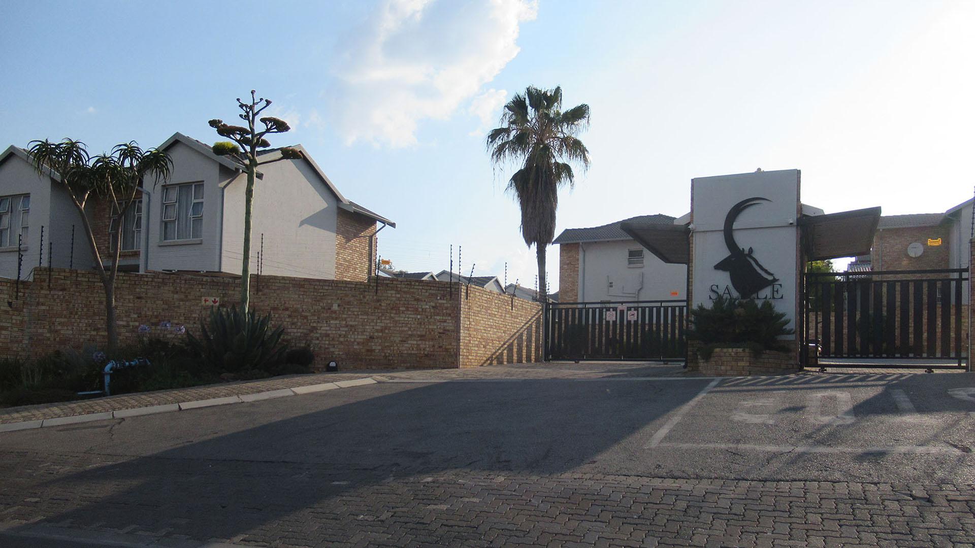 Front View of property in Noordhang