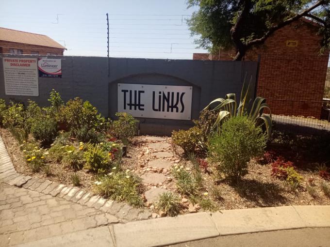 2 Bedroom Sectional Title for Sale For Sale in Wilgeheuwel  - MR696262