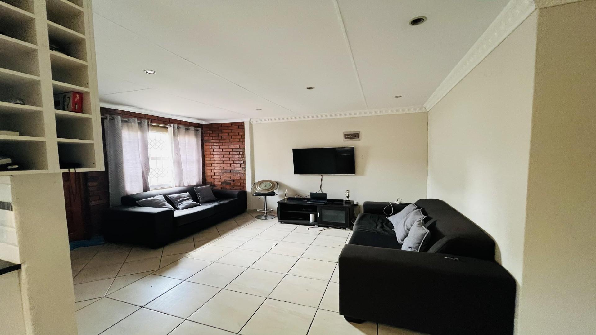 Lounges of property in Cosmo City