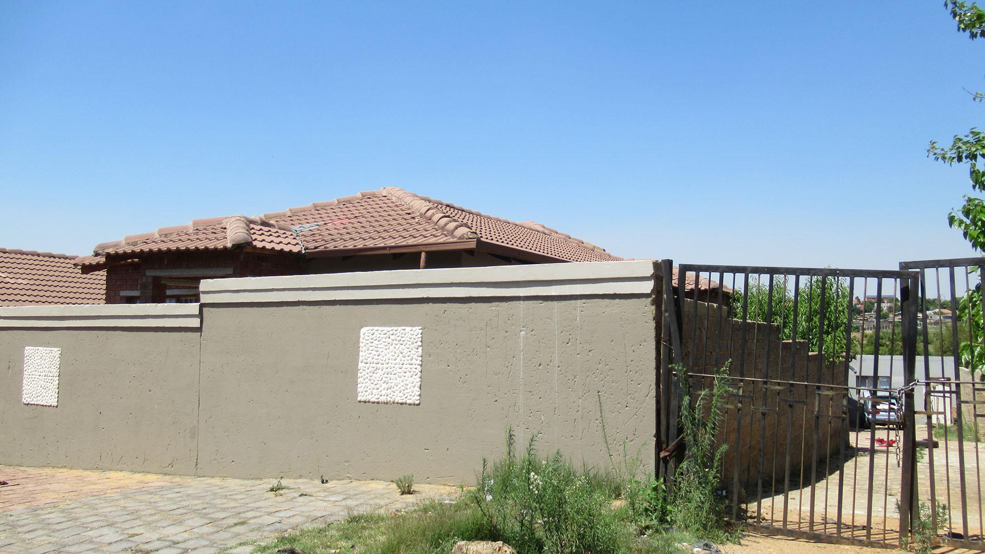 Front View of property in Cosmo City