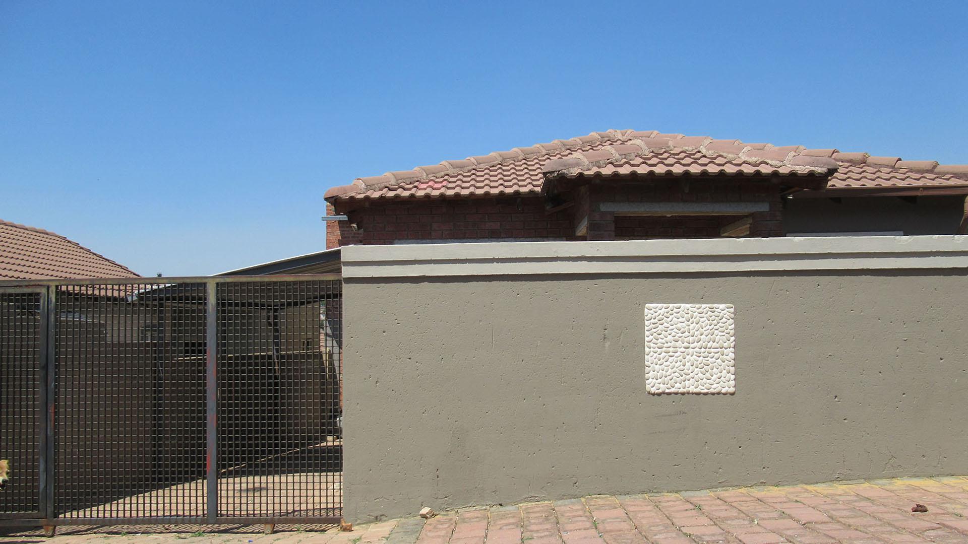 Front View of property in Cosmo City