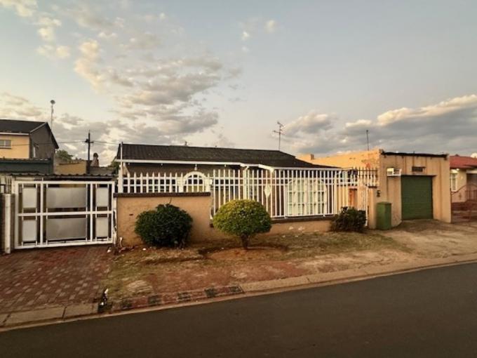 4 Bedroom House for Sale For Sale in Eldorado Park AH - MR696306