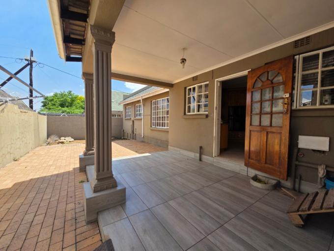 2 Bedroom Simplex for Sale For Sale in Verwoerdpark - MR696316