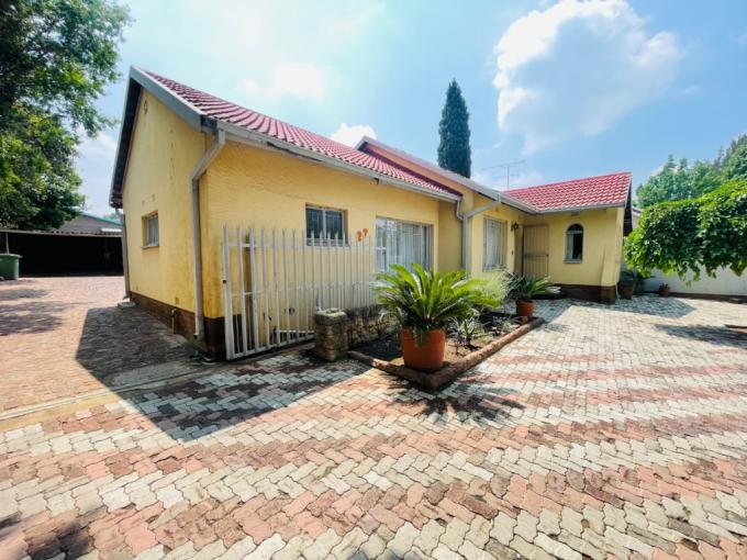 4 Bedroom House for Sale For Sale in Brackendowns - MR696320
