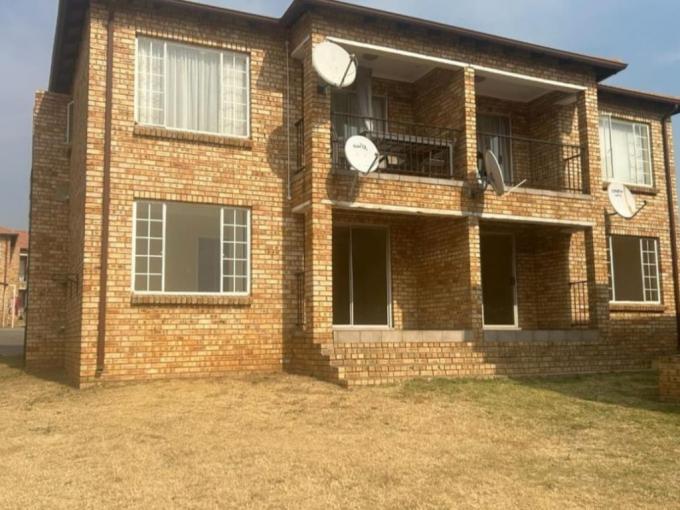 2 Bedroom Simplex for Sale For Sale in South Crest - MR696326