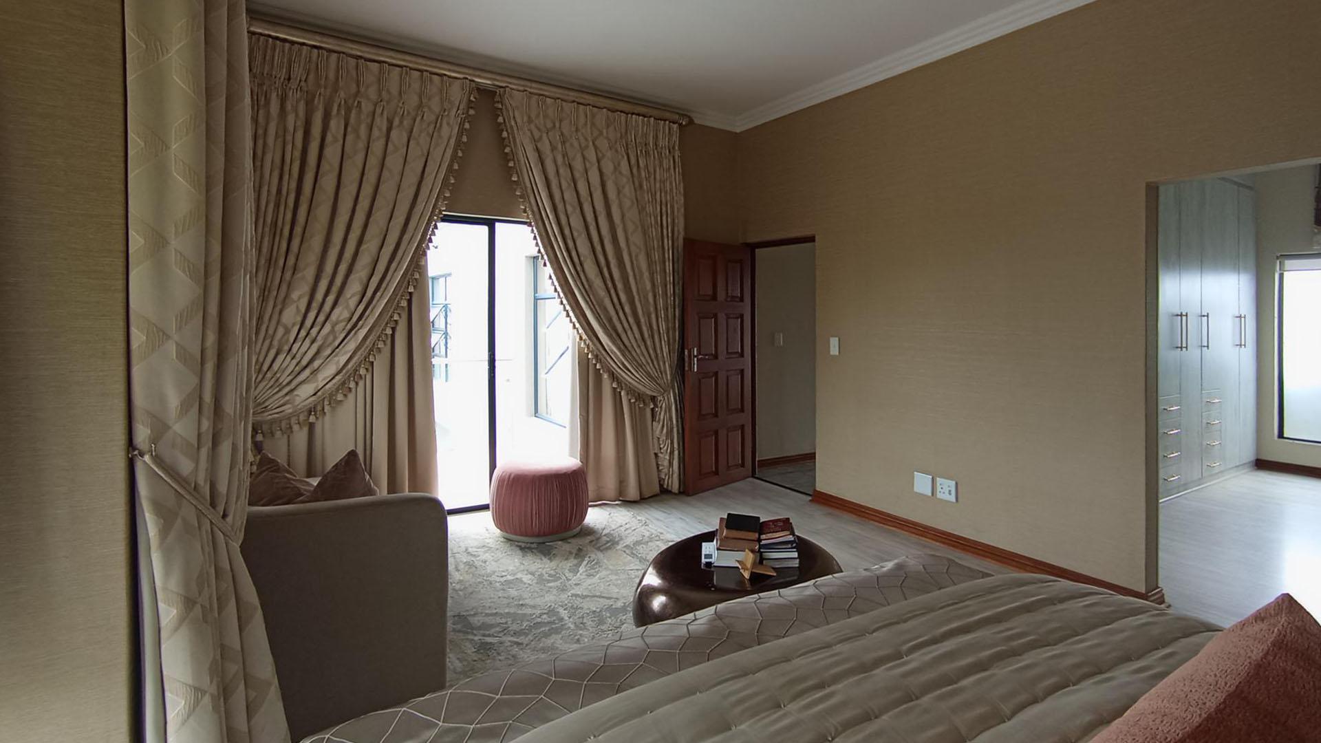 Main Bedroom - 38 square meters of property in Midstream Estate