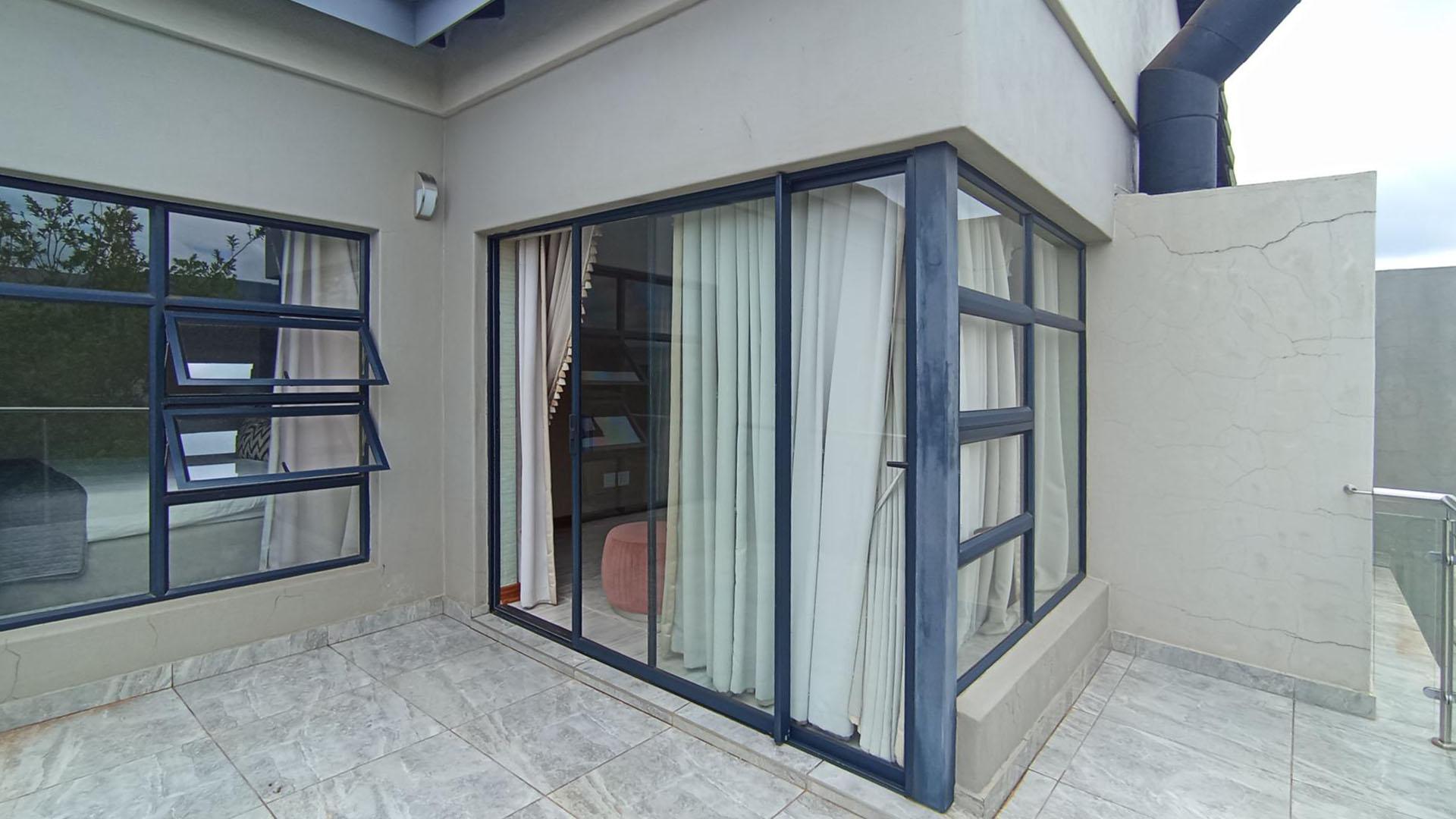 Balcony - 11 square meters of property in Midstream Estate