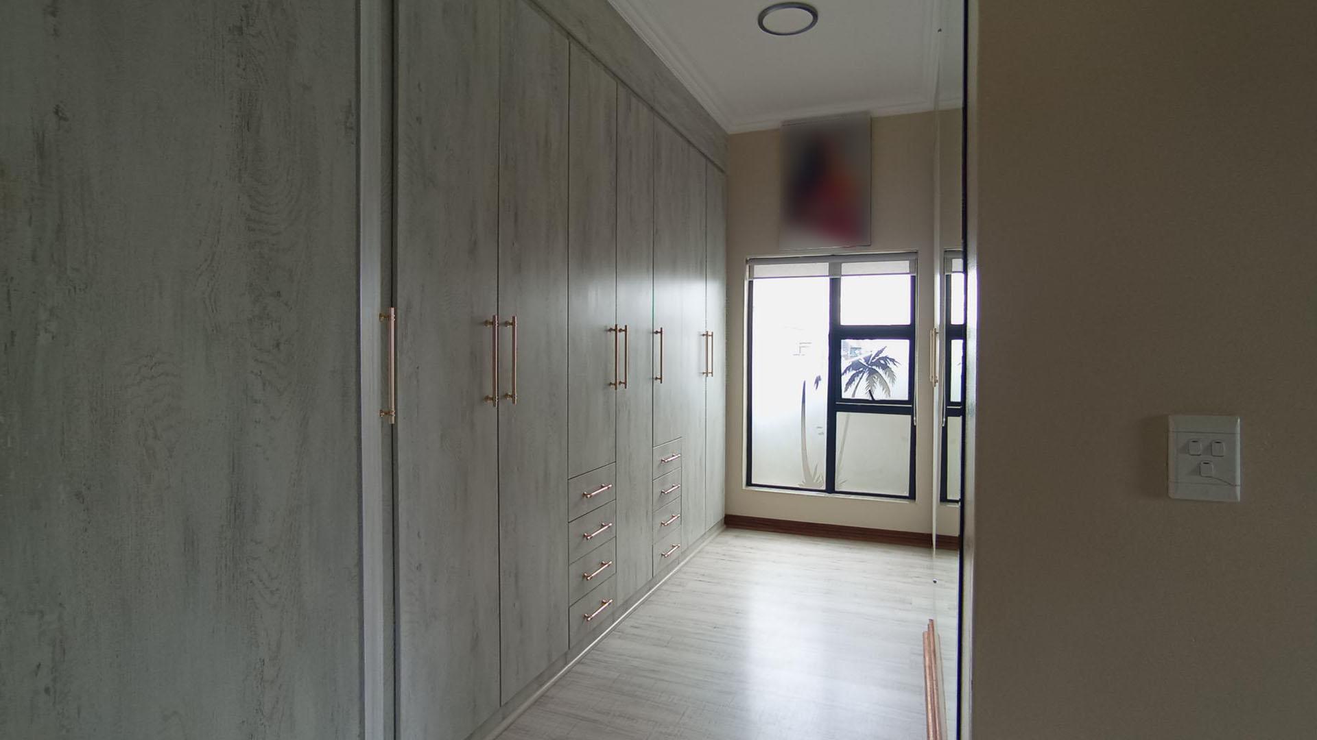 Main Bedroom - 38 square meters of property in Midstream Estate