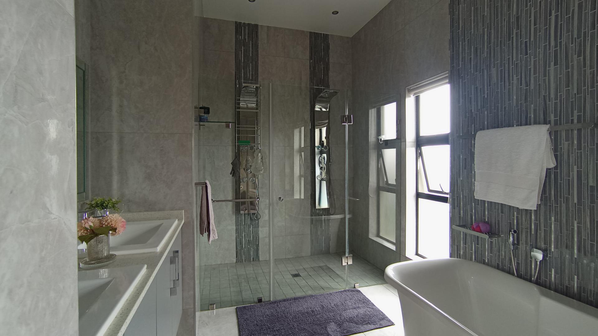 Main Bathroom - 12 square meters of property in Midstream Estate