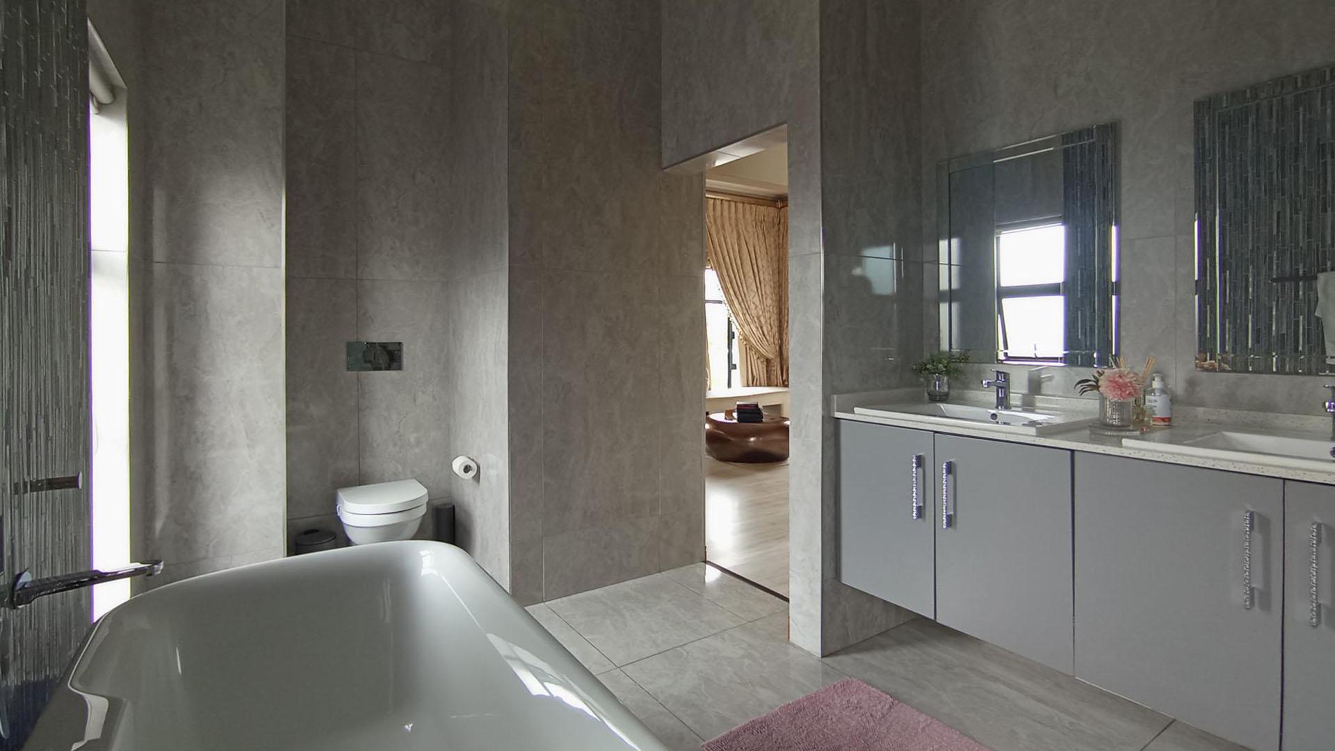 Main Bathroom - 12 square meters of property in Midstream Estate