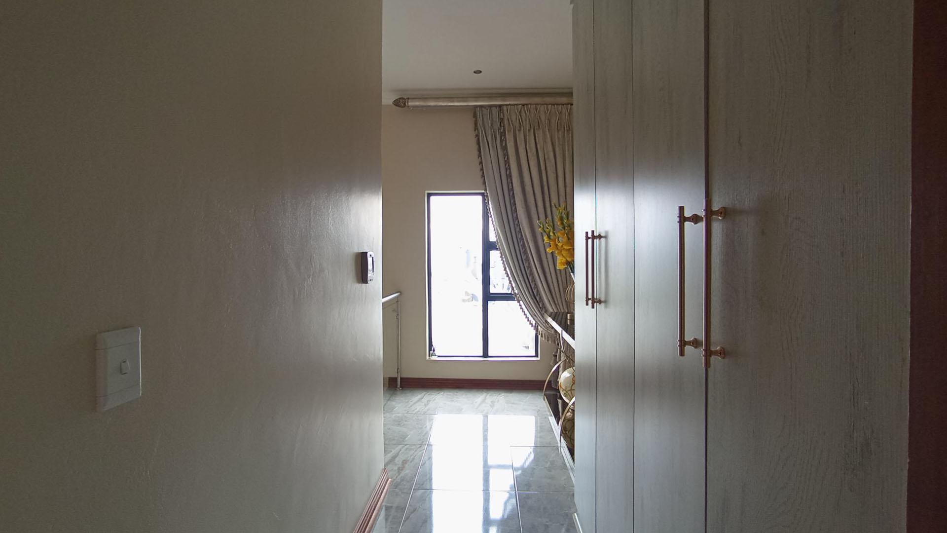 Spaces - 60 square meters of property in Midstream Estate