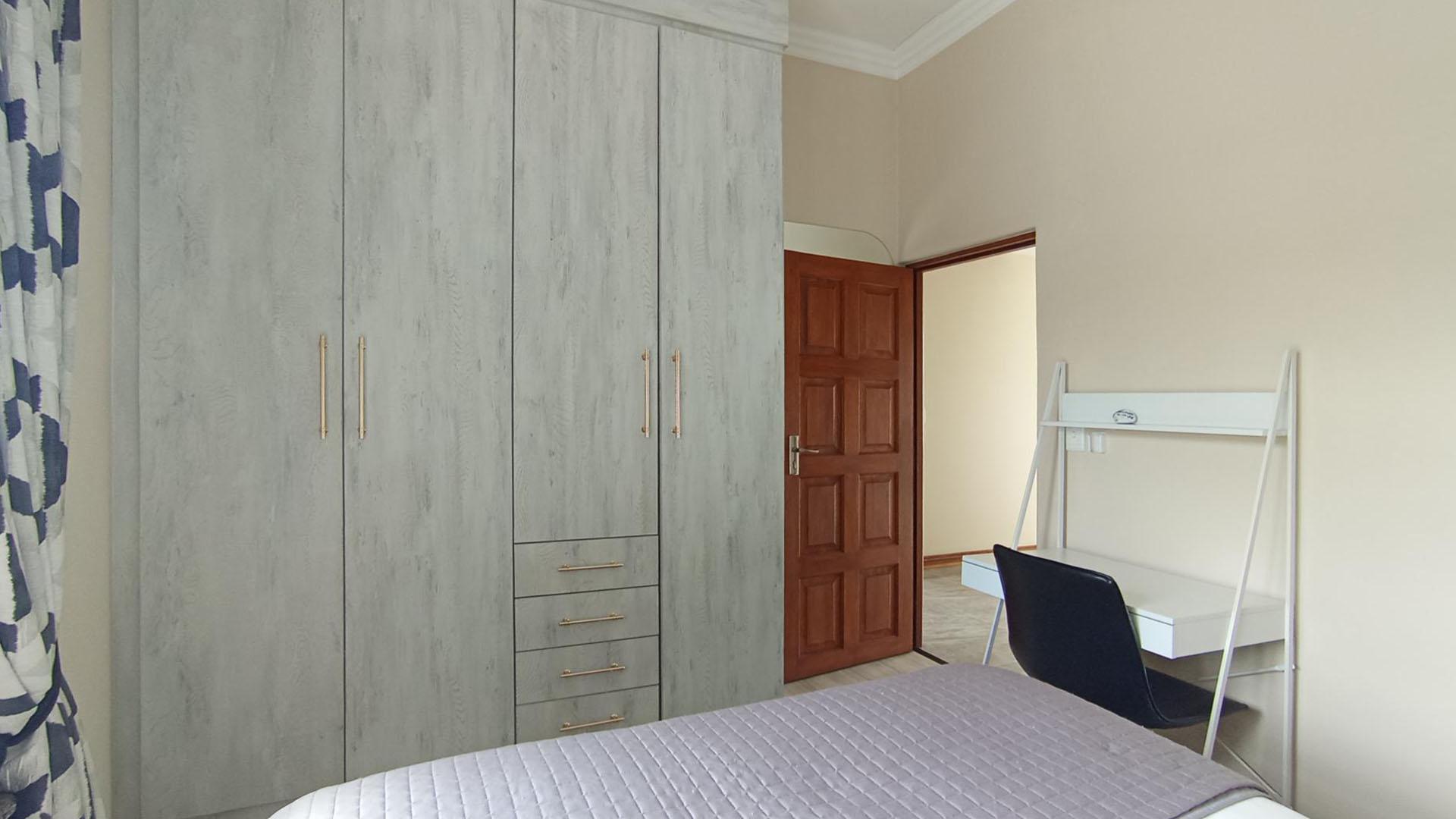 Bed Room 1 - 14 square meters of property in Midstream Estate