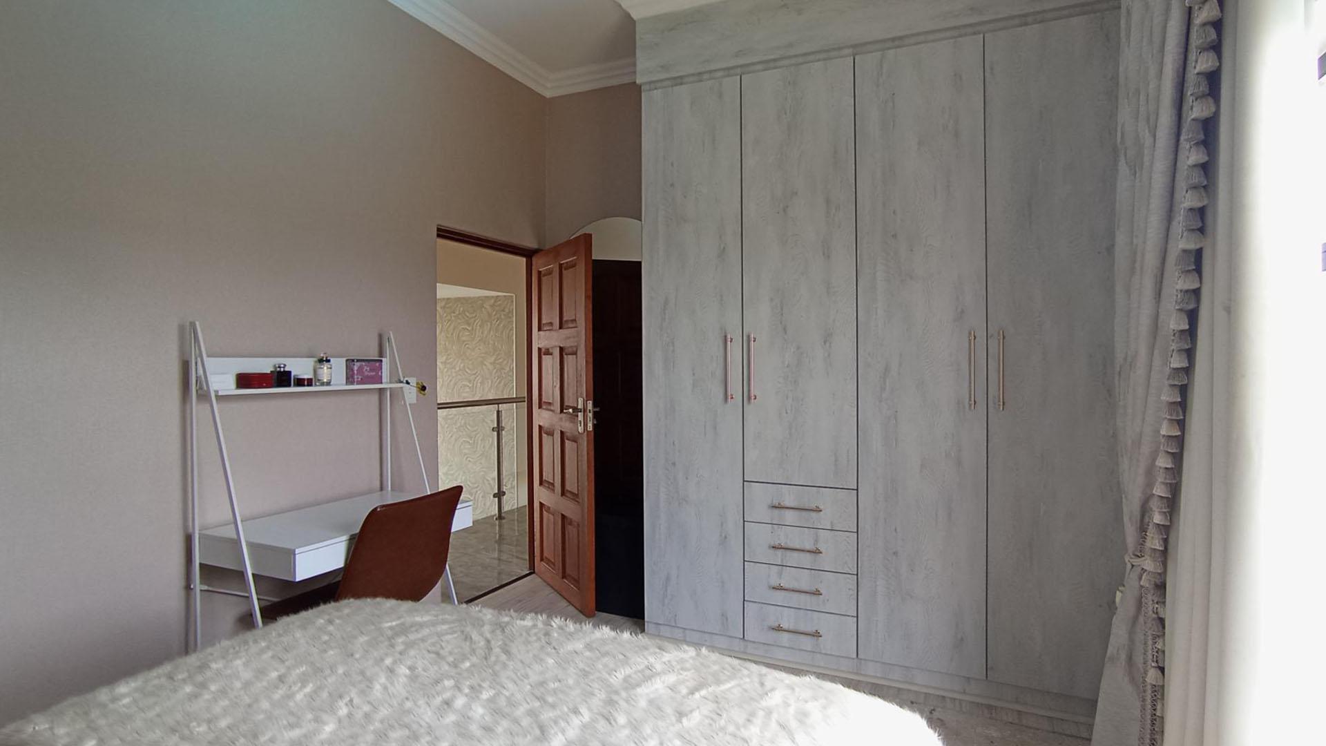 Bed Room 2 - 14 square meters of property in Midstream Estate