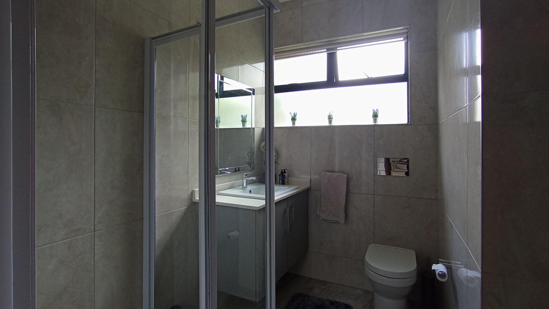 Guest Toilet - 5 square meters of property in Midstream Estate