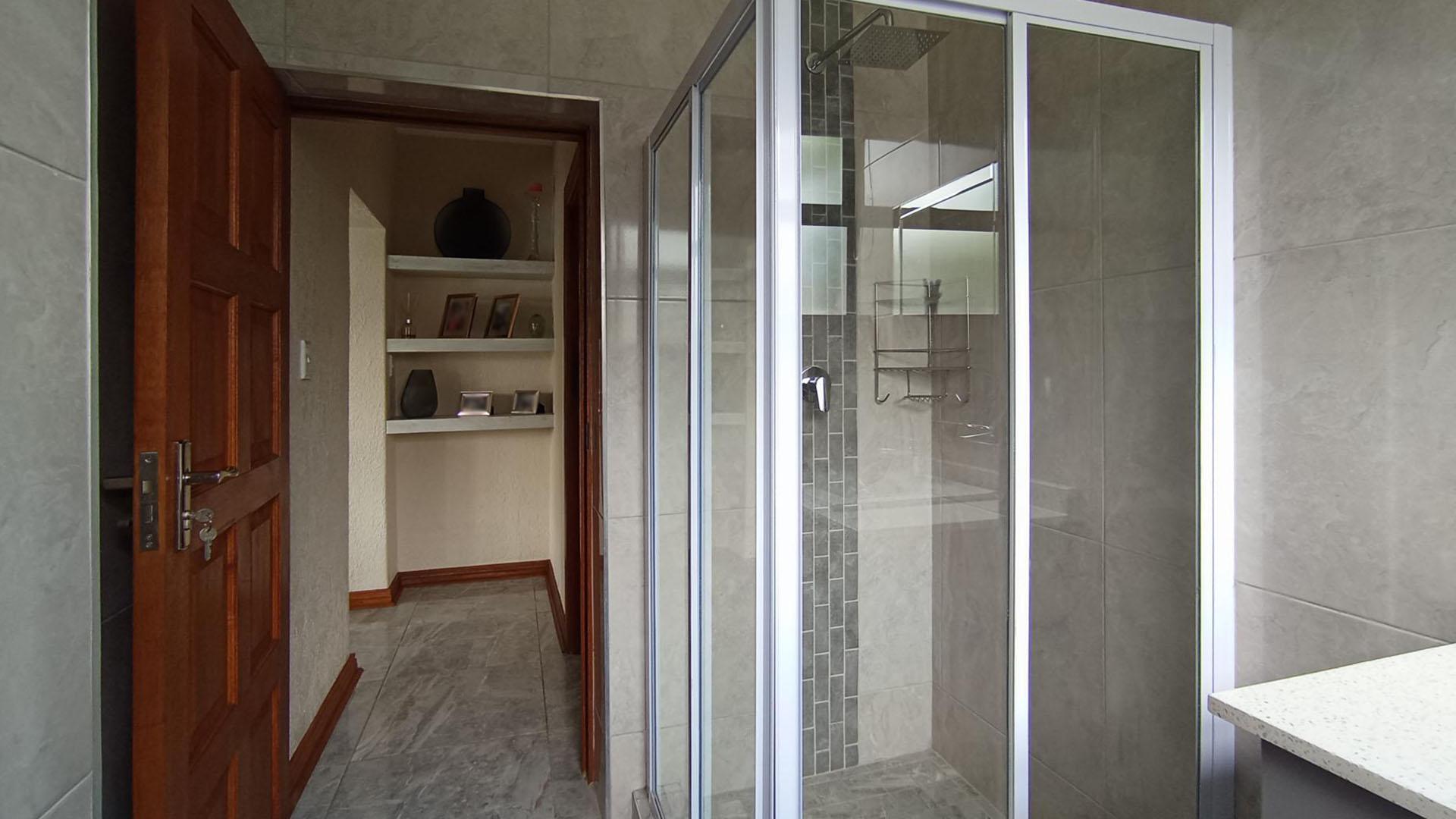 Guest Toilet - 5 square meters of property in Midstream Estate