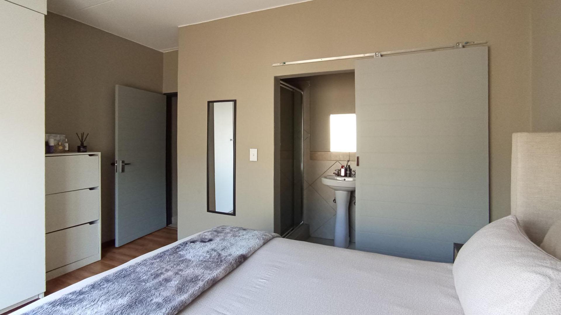 Main Bedroom - 15 square meters of property in Glen Austin AH (Midrand)