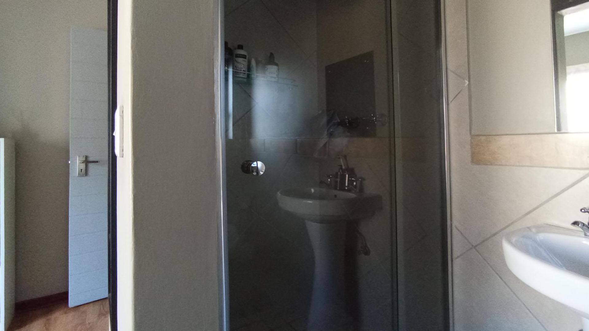 Main Bathroom - 4 square meters of property in Glen Austin AH (Midrand)
