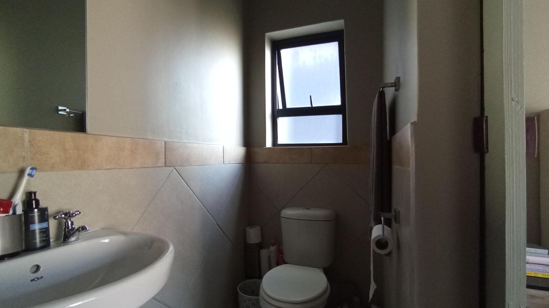 Main Bathroom - 4 square meters of property in Glen Austin AH (Midrand)