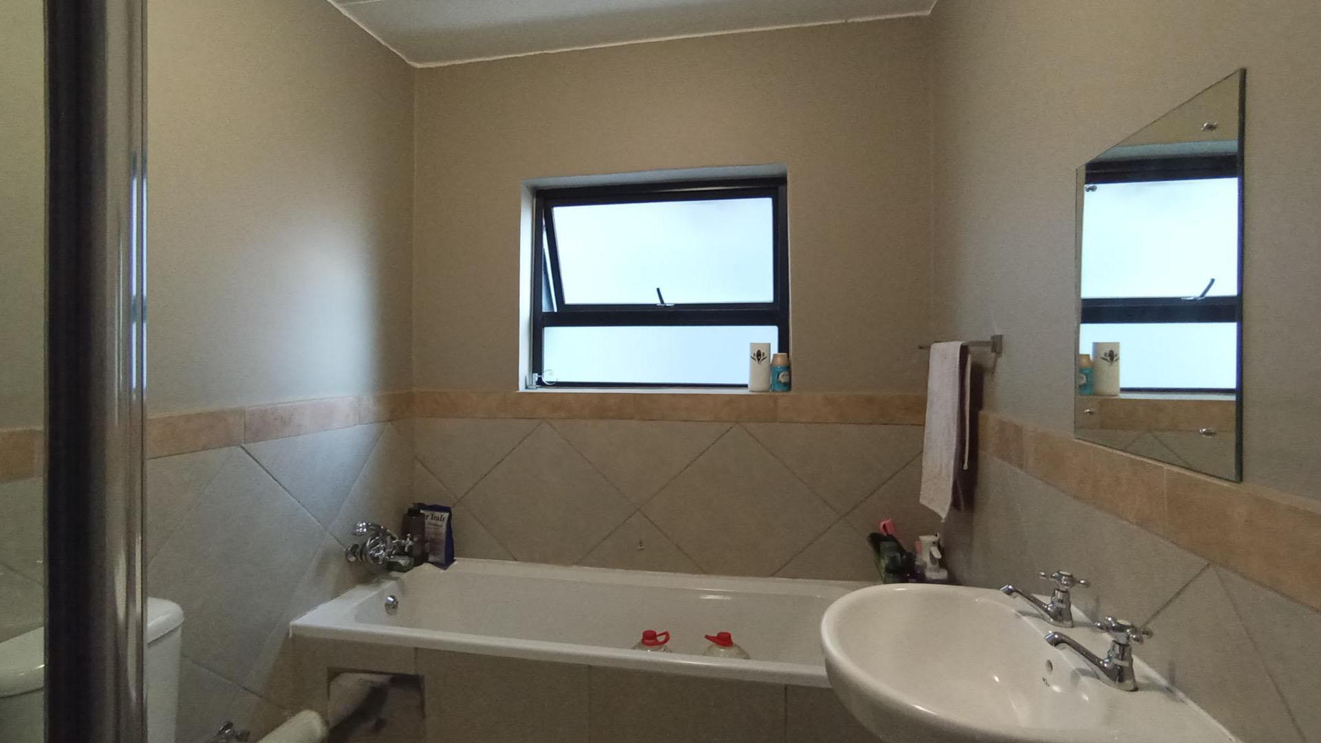 Bathroom 1 - 8 square meters of property in Glen Austin AH (Midrand)