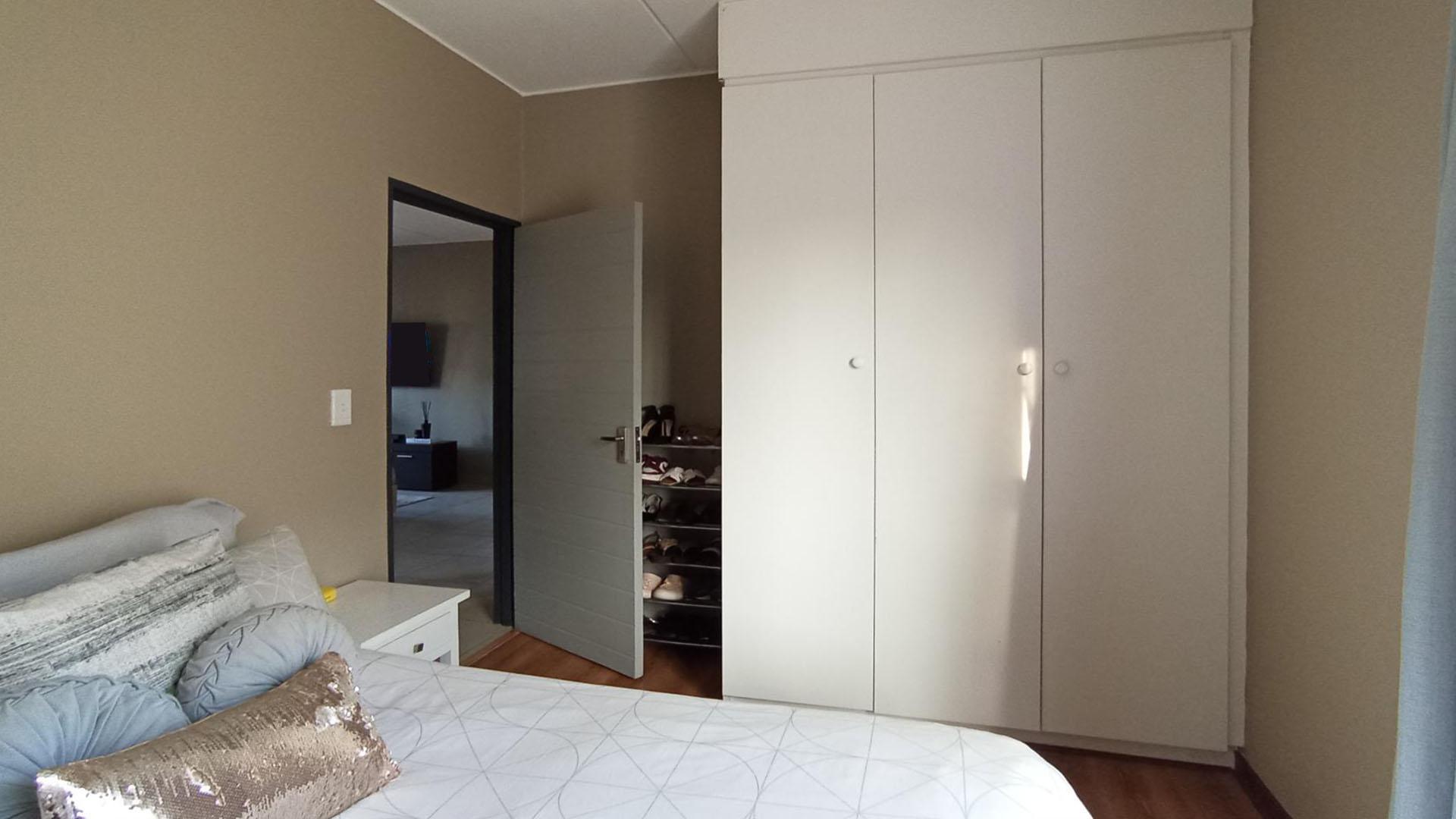Bed Room 1 - 14 square meters of property in Glen Austin AH (Midrand)