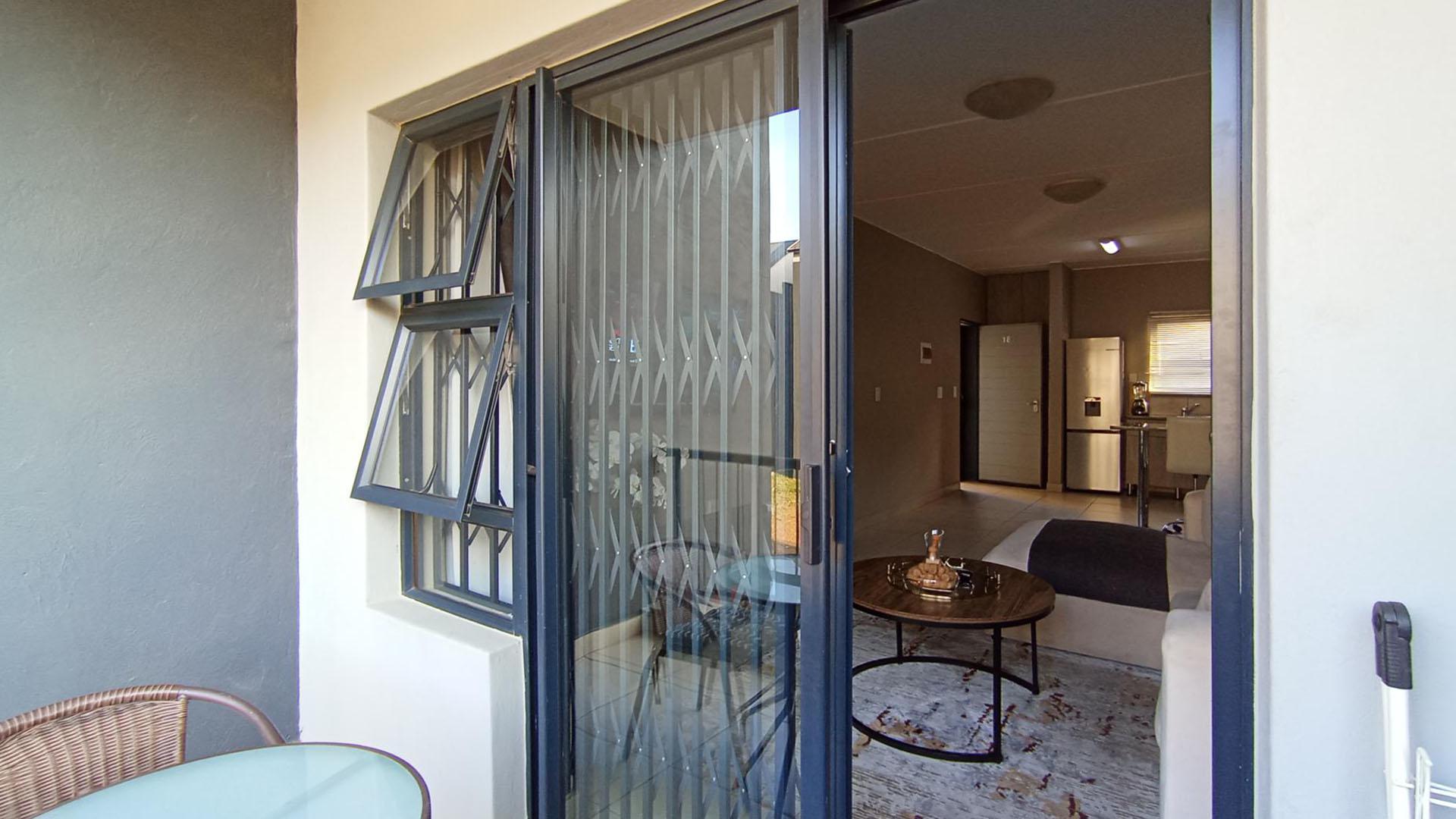 Balcony - 6 square meters of property in Glen Austin AH (Midrand)