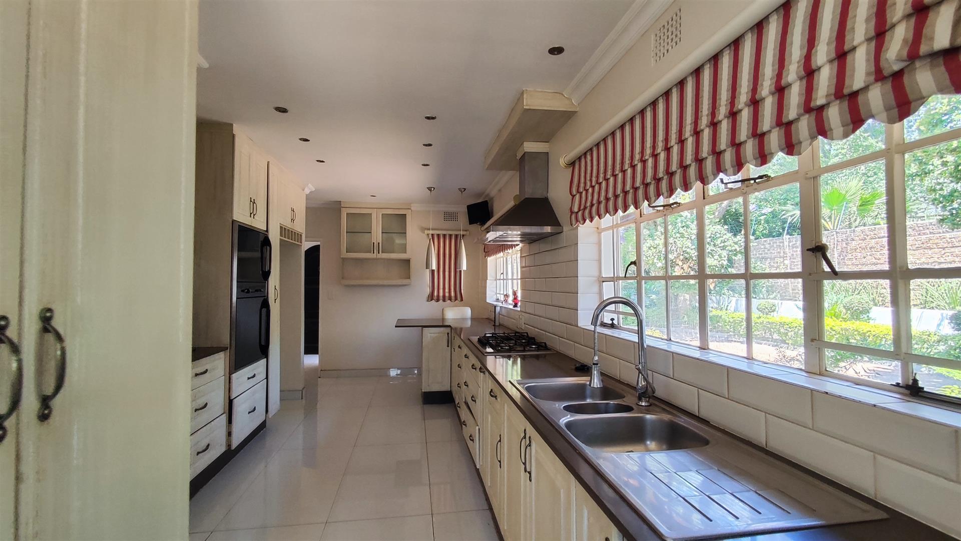 Kitchen - 27 square meters of property in Kleve Hill Park