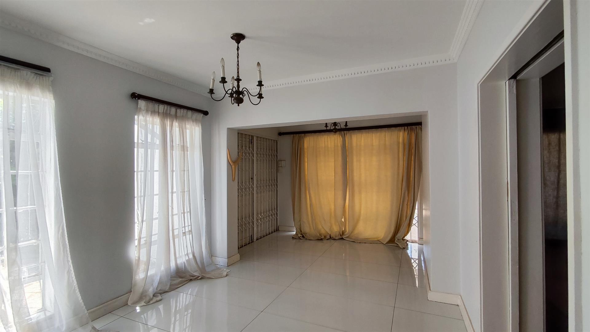 Dining Room - 13 square meters of property in Kleve Hill Park