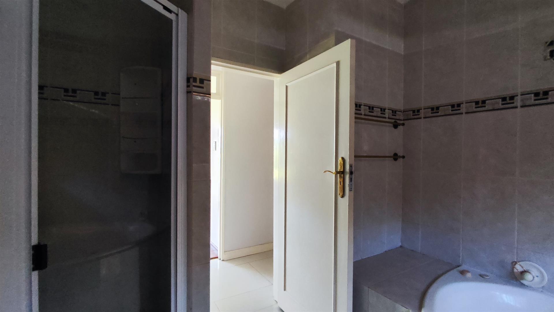 Bathroom 2 - 7 square meters of property in Kleve Hill Park