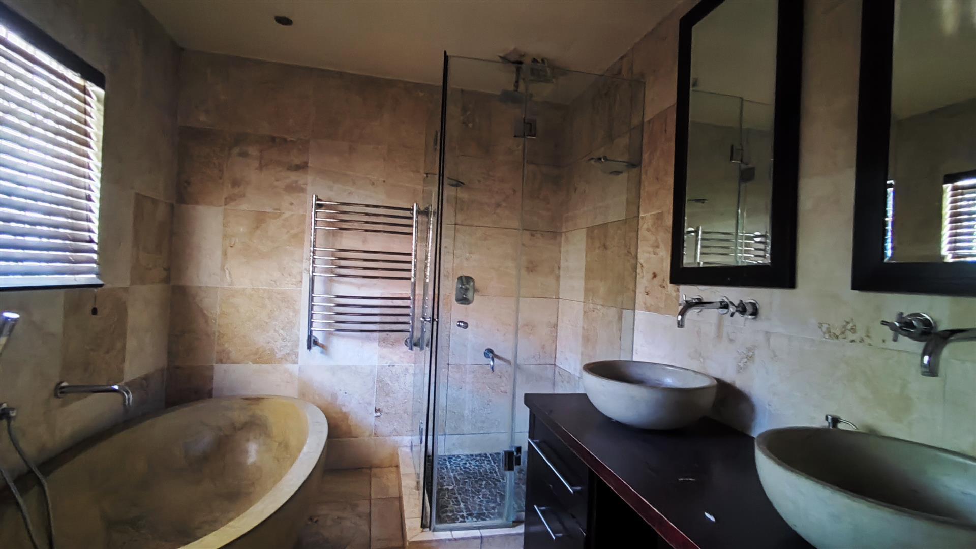 Bathroom 3+ - 8 square meters of property in Kleve Hill Park