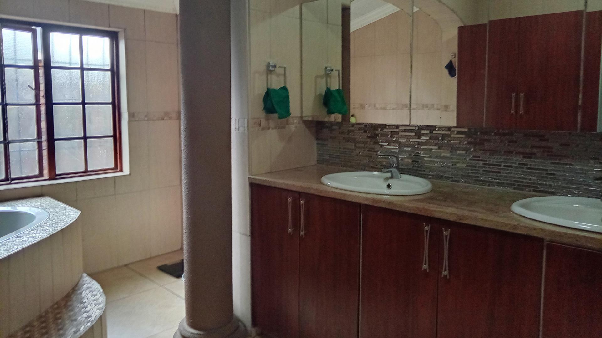 Main Bathroom of property in Reyno Ridge
