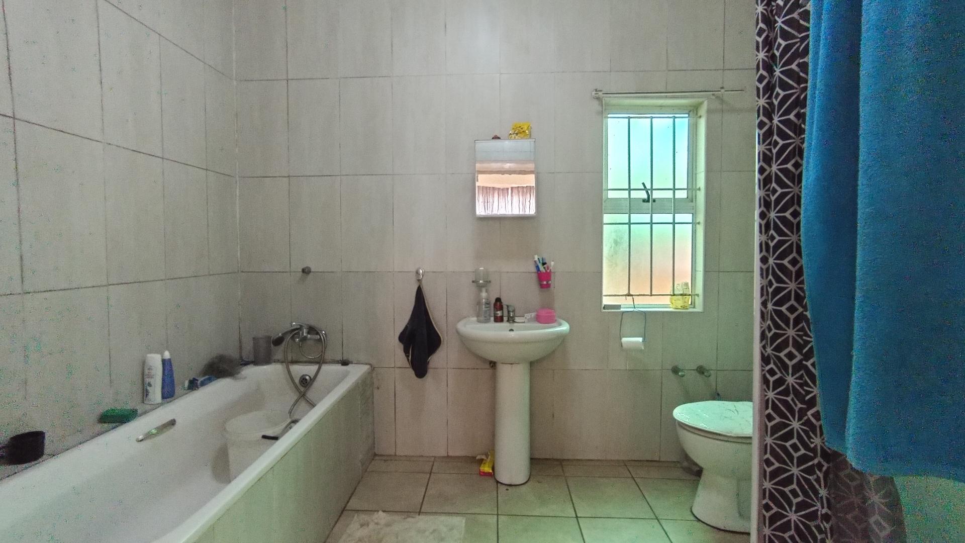 Bathroom 1 - 8 square meters of property in Bellair - DBN