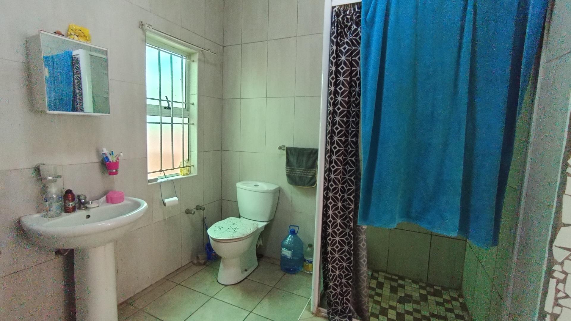 Bathroom 1 - 8 square meters of property in Bellair - DBN