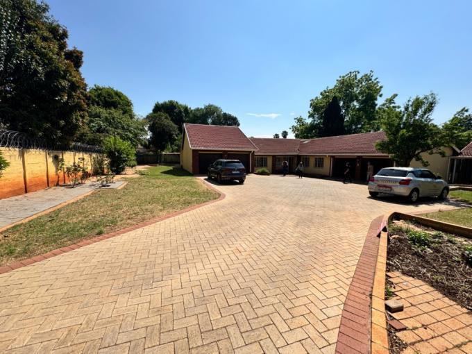 4 Bedroom House for Sale For Sale in Bedfordview - MR696421
