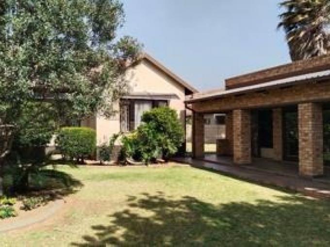 4 Bedroom House for Sale For Sale in Brackendowns - MR696451