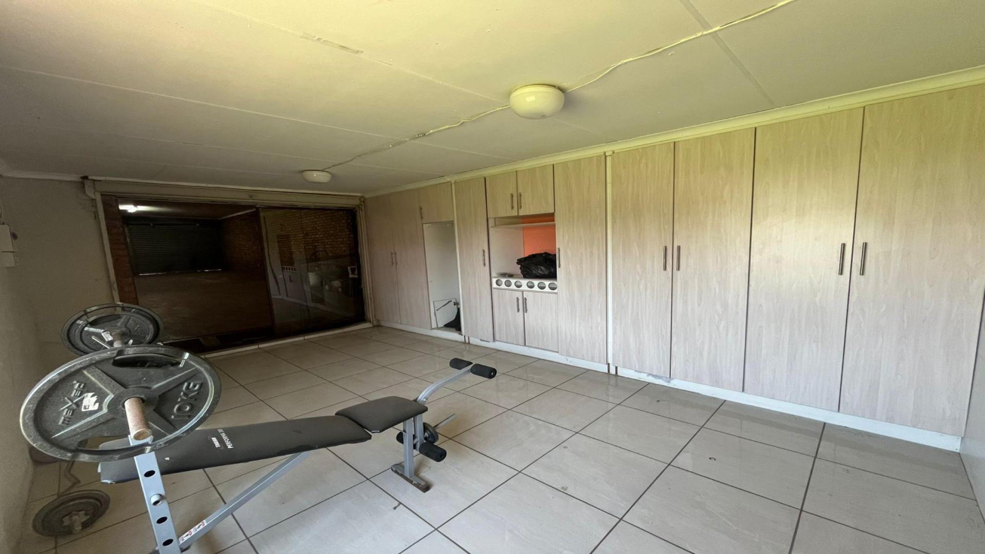 Bed Room 1 of property in Selection park