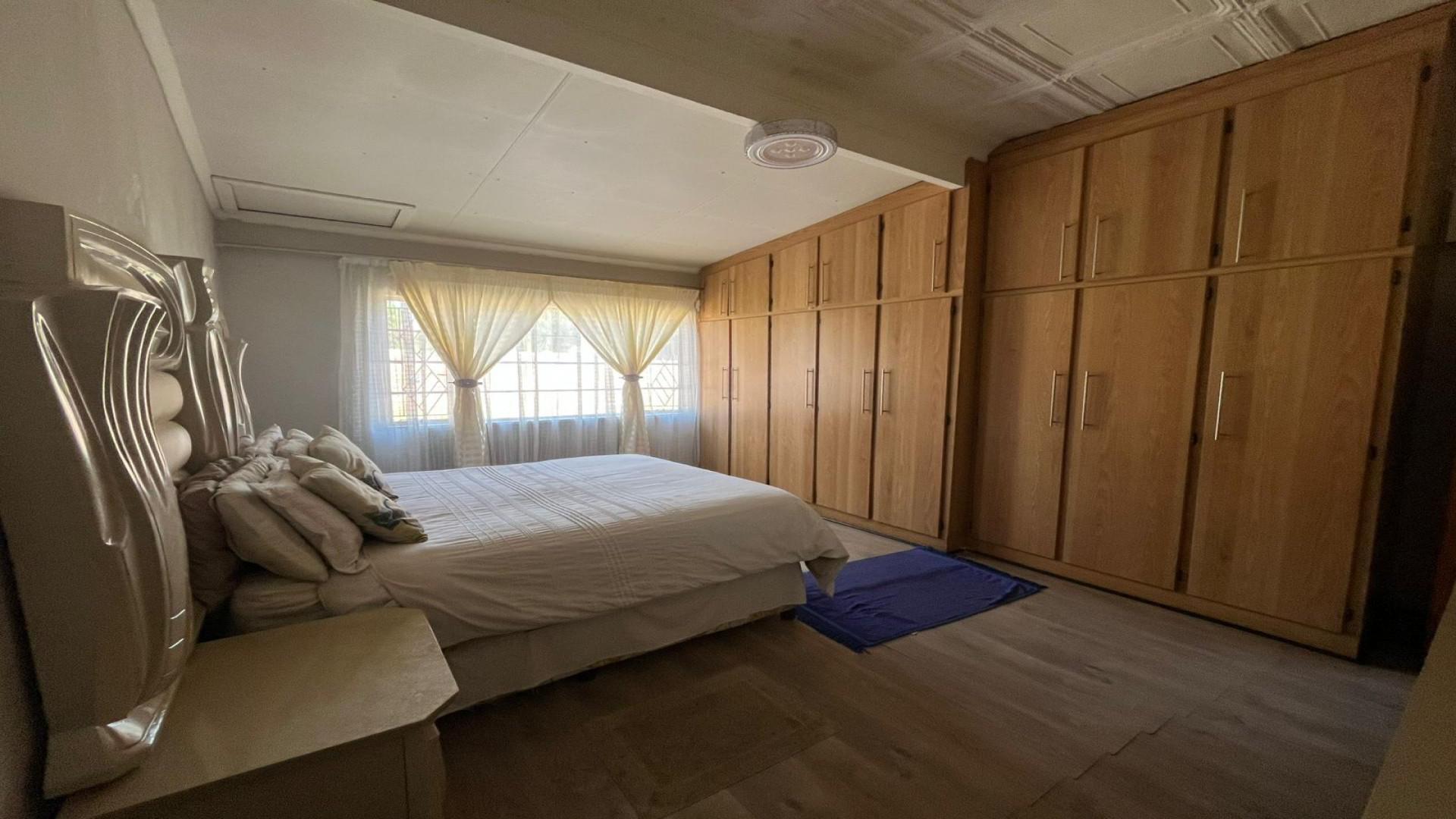 Bed Room 5+ of property in Selection park