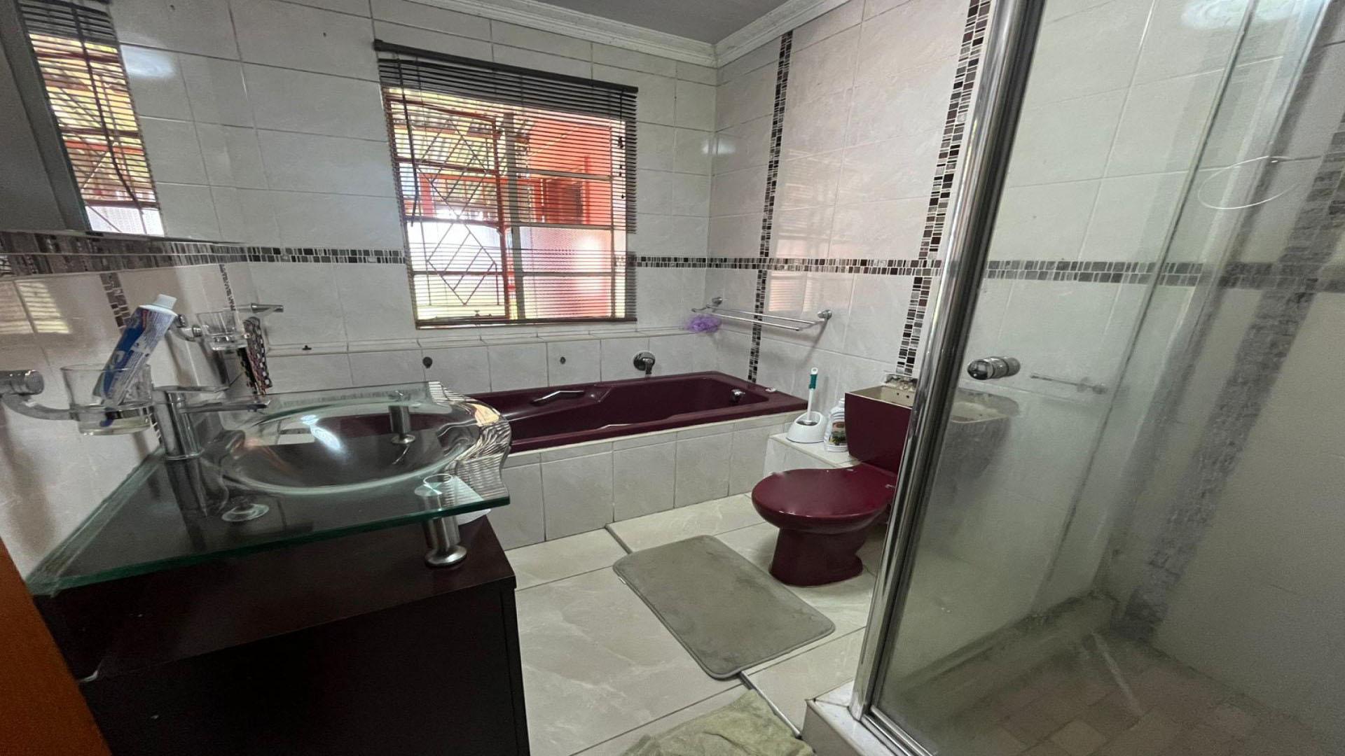 Bathroom 1 of property in Selection park