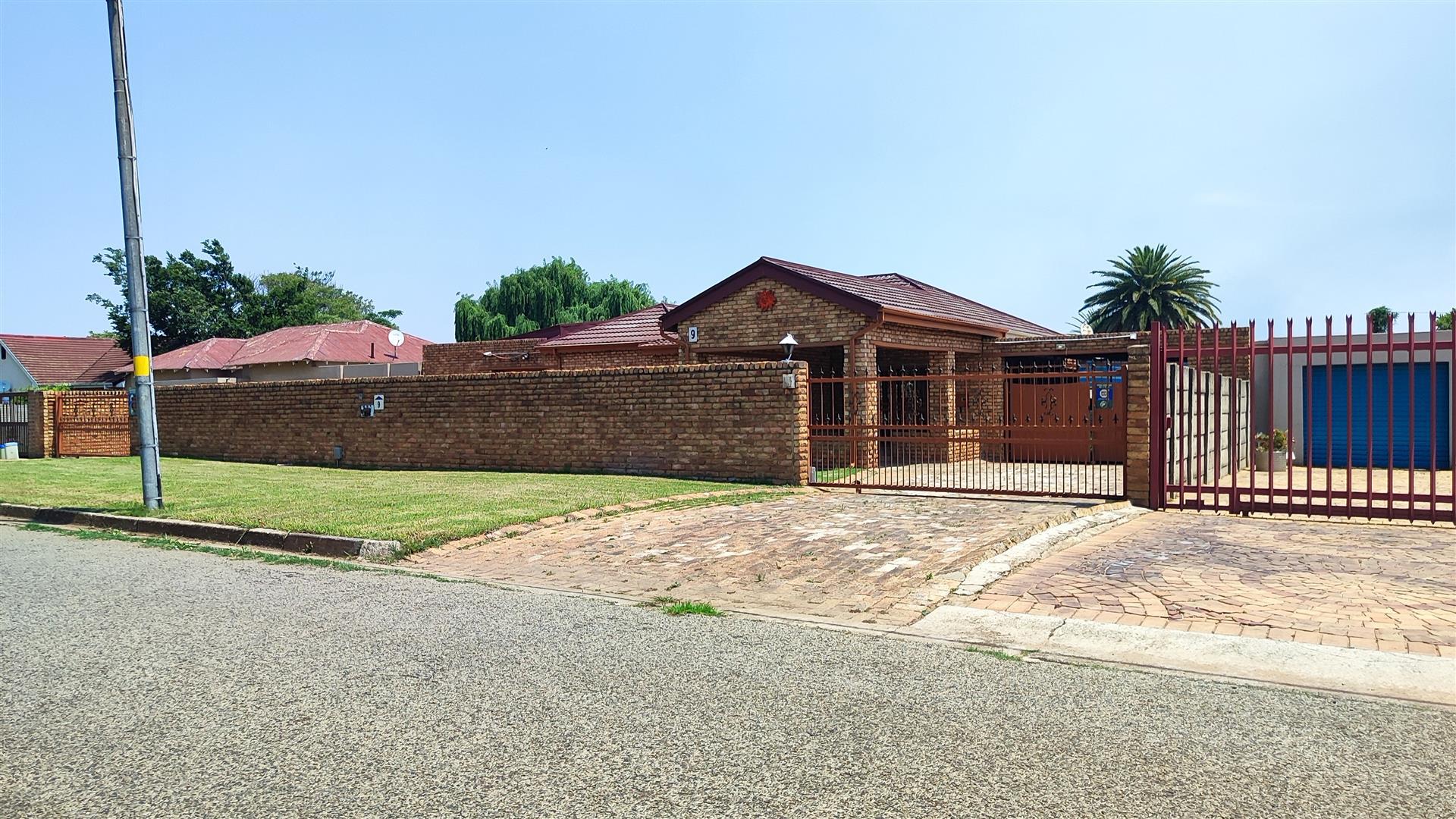 Front View of property in Selection park