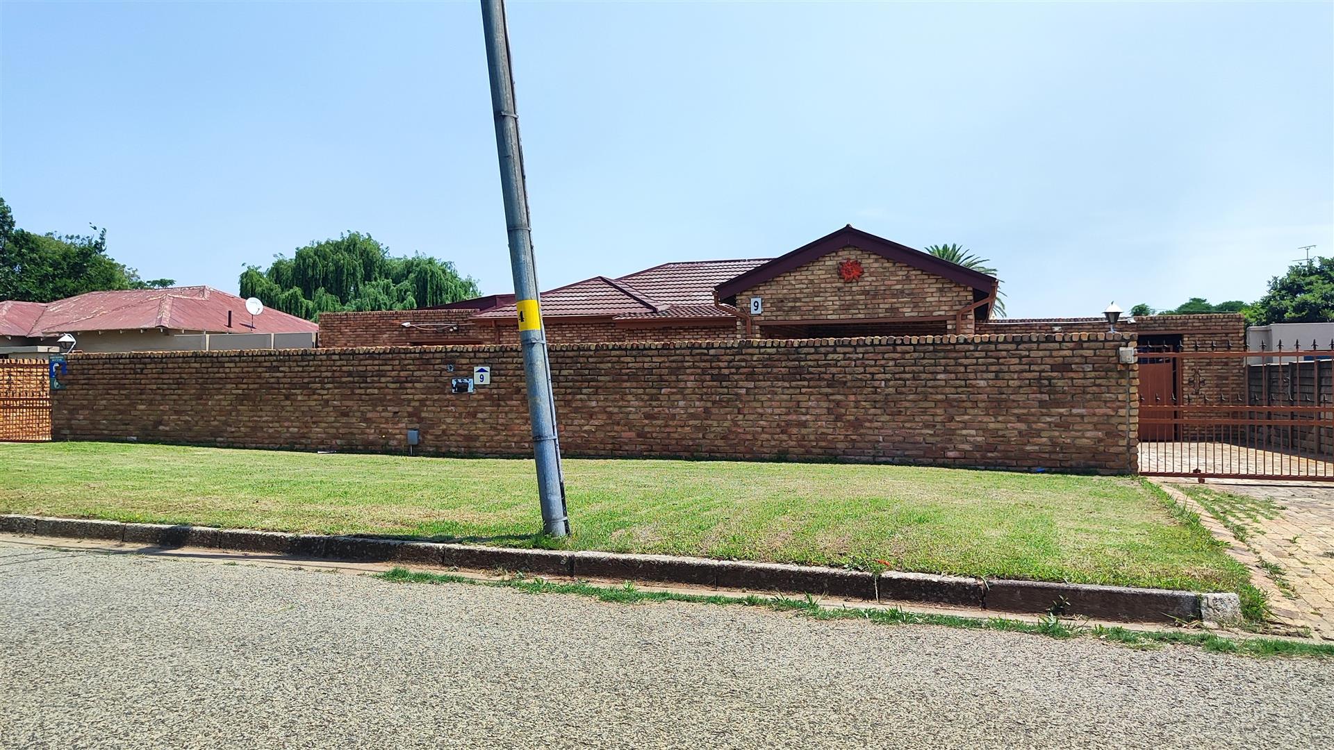 Front View of property in Selection park