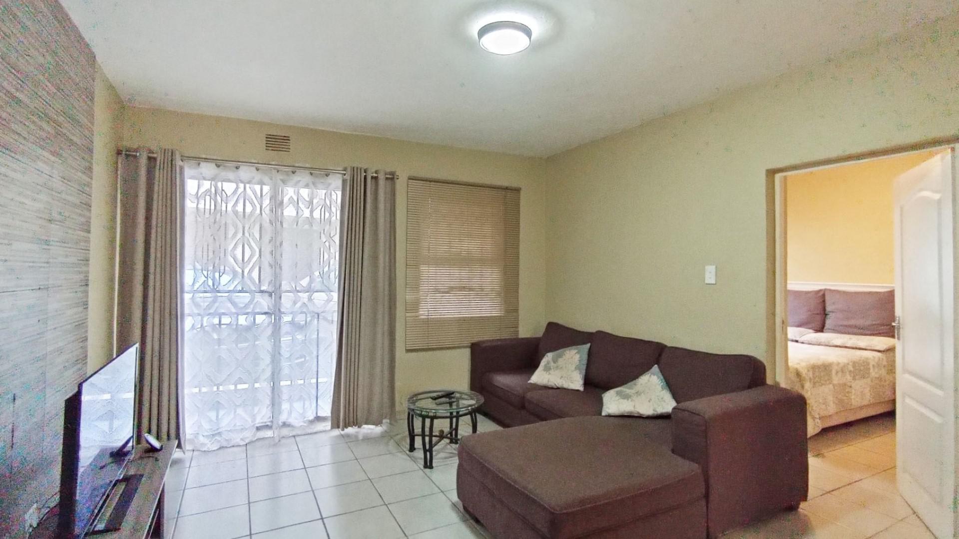 Lounges - 17 square meters of property in Newlands East