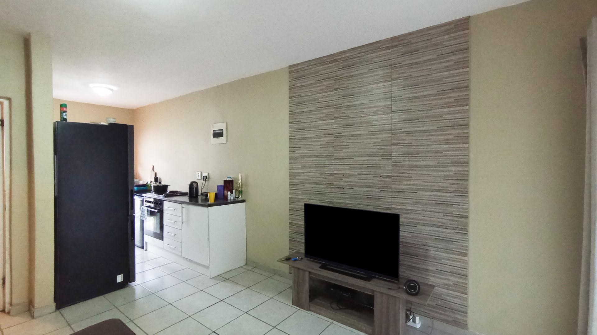 Lounges - 17 square meters of property in Newlands East