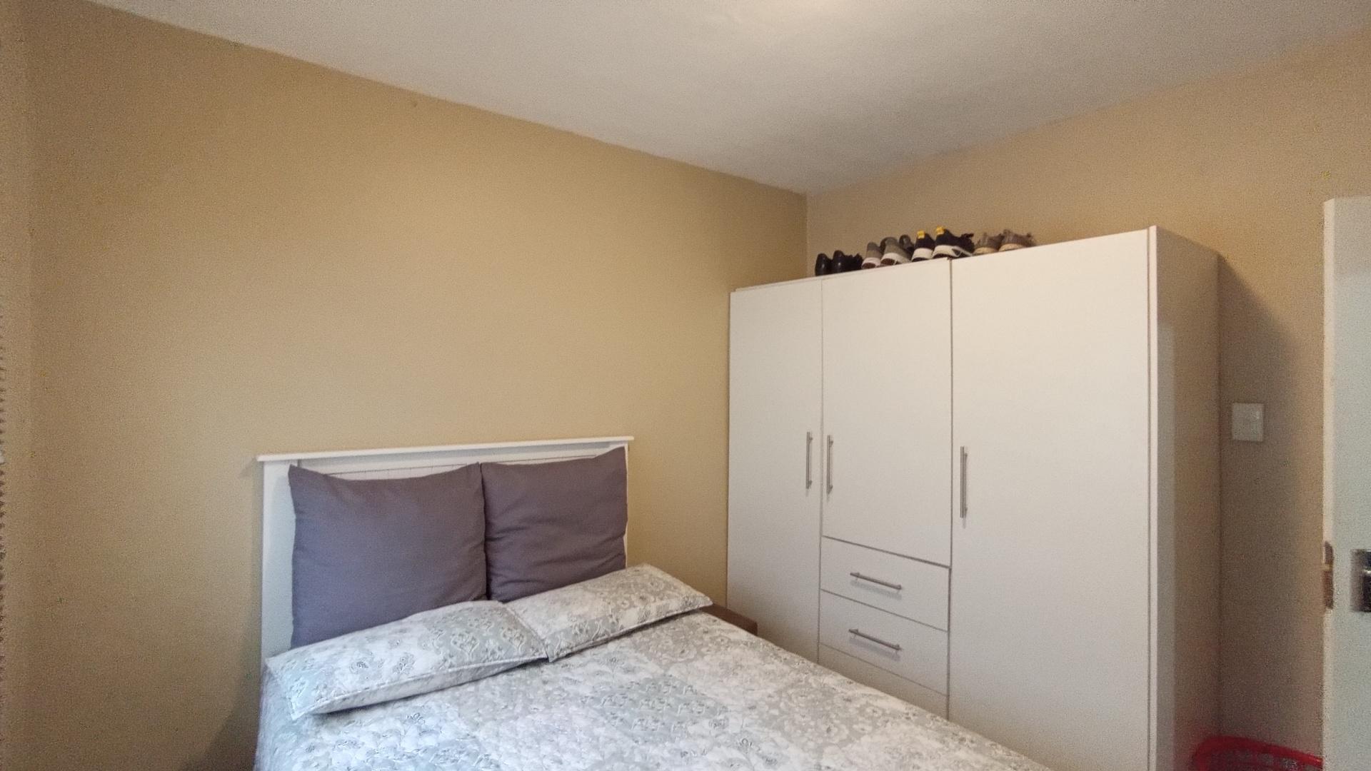 Bed Room 1 - 11 square meters of property in Newlands East