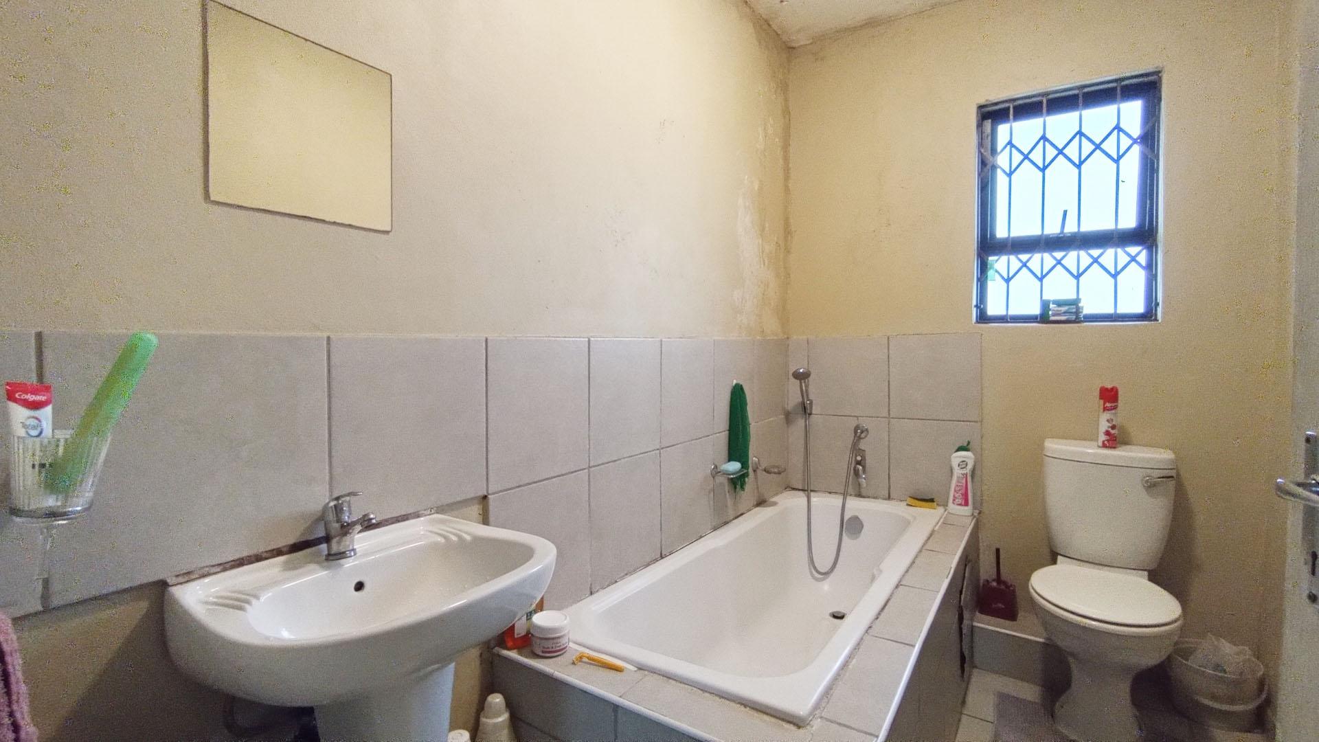 Bathroom 1 - 6 square meters of property in Newlands East