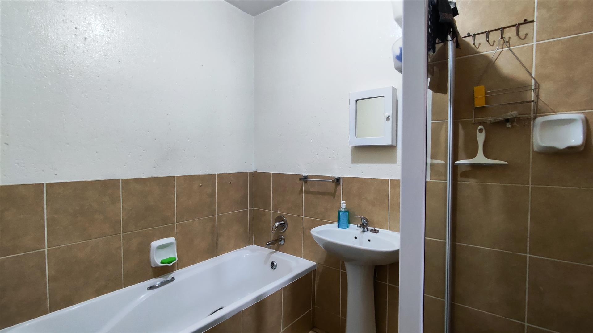 Bathroom 1 - 7 square meters of property in Comet