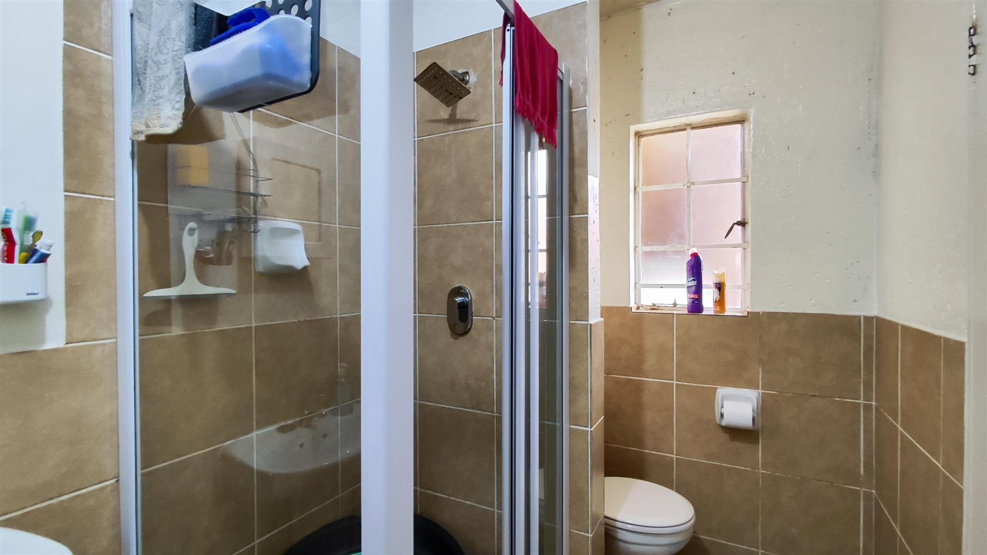 Bathroom 1 - 7 square meters of property in Comet