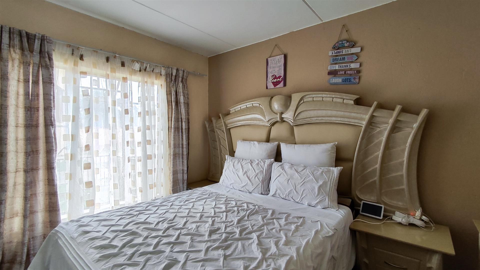 Main Bedroom of property in Comet