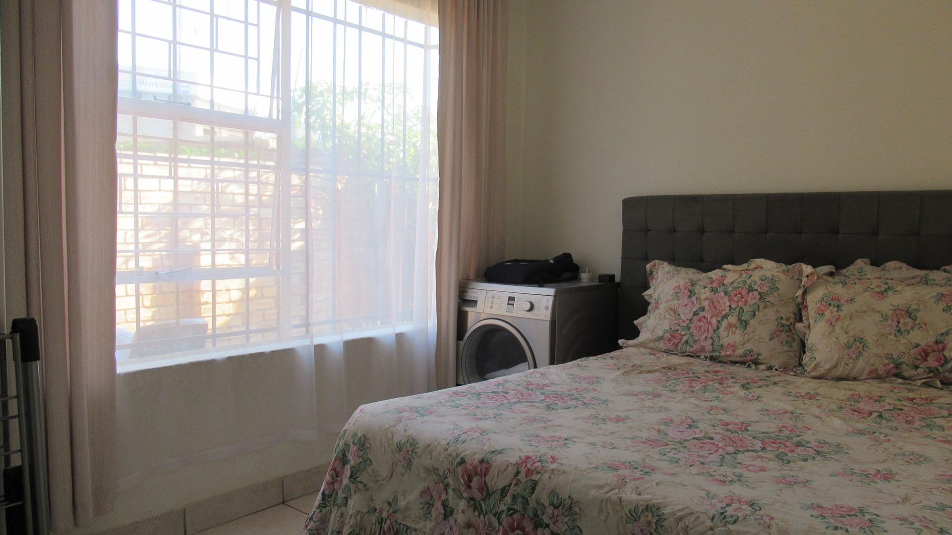 Bed Room 1 - 9 square meters of property in Wilgeheuwel 