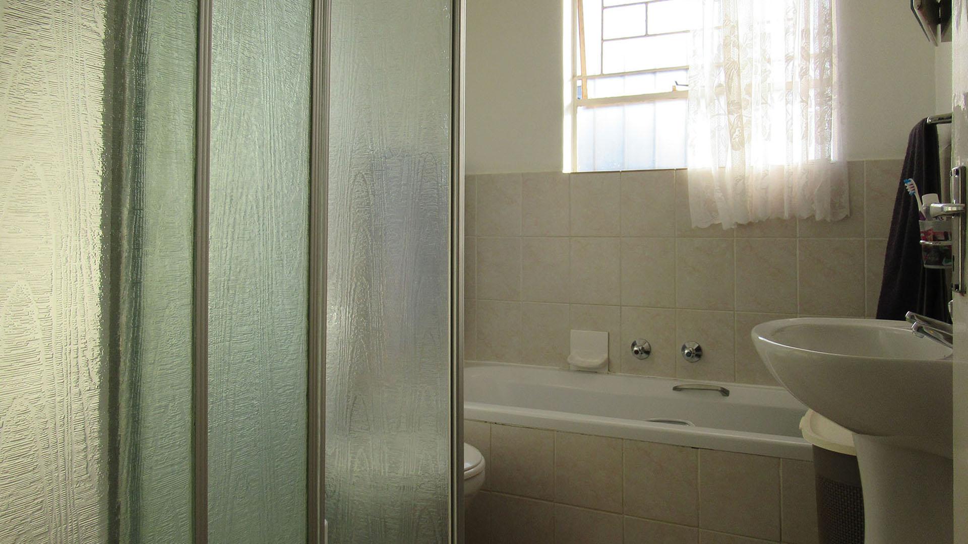 Bathroom 1 - 5 square meters of property in Wilgeheuwel 