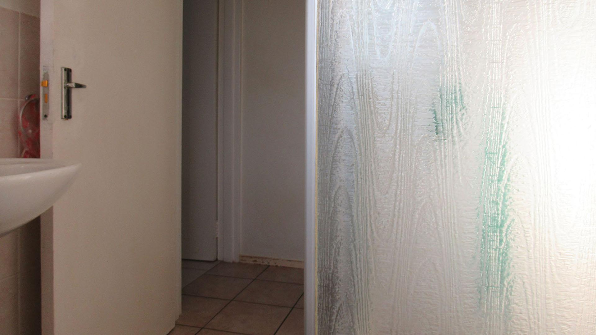 Bathroom 1 - 5 square meters of property in Wilgeheuwel 